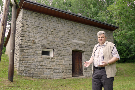 Dieter Schwarzl beim Hochbehälter Sonnenweg Dieter Schwarzl beim Hochbehälter Sonnenweg