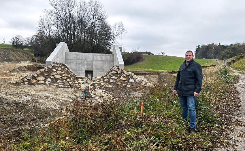 POR Obm. Christoph Schmalzer beim Rückhaltebecken Kesselbach POR Obm. Christoph Schmalzer beim Rückhaltebecken Kesselbach